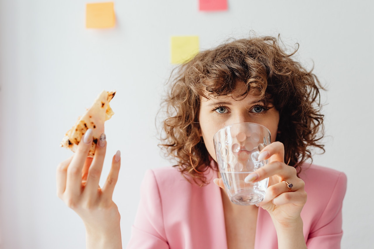 Cứ buồn là ăn: Hiểm họa sức khỏe tinh thần và thể chất